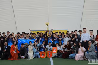 Trao cúp vô địch cho đội FC Hàng hải.