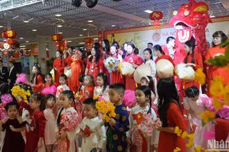 Cộng đồng người Việt Nam tại Incentra tưng bừng đón Tết cổ truyền của dân tộc.