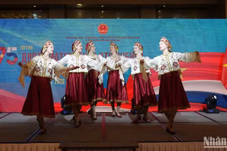 Sinh viên Nga biểu diễn tại Lễ kỷ niệm 75 năm Ngày thiết lập quan hệ ngoại giao giữa Việt Nam và Liên bang Nga.