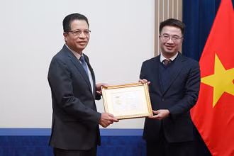 Trao kỷ niệm chương “Vì thế hệ trẻ” tặng Đại sứ Việt Nam tại Nga Đặng Minh Khôi. (Ảnh: XUÂN HƯNG)
