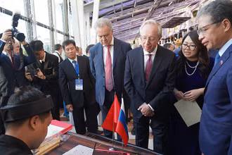 Đại sứ Đặng Minh Khôi cùng Thứ trưởng Ngoại giao Nga Mikhail Galuzin, Chủ nhiệm Ủy ban Đối ngoại thành phố Saint Petersburg Evgeny Grigoriev xem viết thư pháp tại Lễ kỷ niệm 78 năm Quốc khánh Việt Nam tại Liên bang Nga. (Ảnh: XUÂN HƯNG)