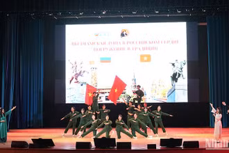 Tiết mục "Quân đội ta - Quân đội anh hùng" do sinh viên Việt Nam biểu diễn.