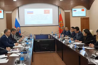 Cuộc gặp với Thống đốc tỉnh Vladimir Alexander Avdeev.