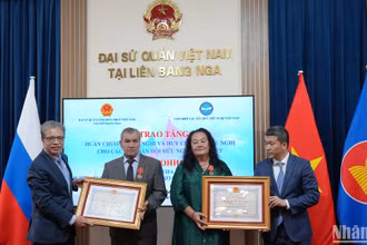 Trao Huân chương Hữu nghị tặng bà Regina Budarina và ông Vladimir Ruvimov. (Ảnh: XUÂN HƯNG)
