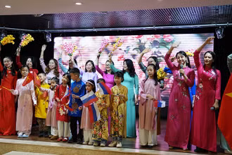 Văn nghệ chào mừng chương trình. Ảnh: XUÂN HƯNG