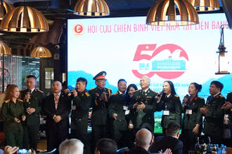 Các cựu chiến binh Việt Nam tại Nga và các đại biểu hát vang những ca khúc ca ngợi chiến thắng vẻ vang của dân tộc, ca ngợi người lính, quê hương, đất nước.