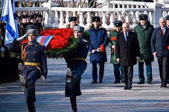 Tổng thống Nga Vladimir Putin và Bộ trưởng Quốc phòng Andrei Belousov đặt hoa tại Mộ Chiến sĩ vô danh ở thủ đô Moskva. (Ảnh: TASS)