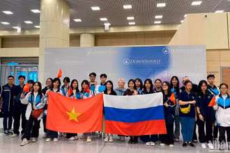 Đoàn học sinh Việt Nam đến sân bay quốc tế Domodedovo, bắt đầu hành trình khám phá nước Nga.