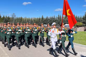 Quân nhân Việt Nam hăng say luyện tập cho lễ duyệt binh tại Quảng trường Đỏ.