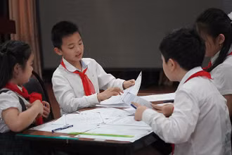 Các em học sinh tham gia Hội thi “Nét chữ-Nết người”. (Ảnh: XUÂN HƯNG)