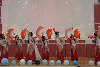 Chương trình văn nghệ chào mừng. Ảnh: XUÂN HƯNG
