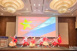 Tiết mục biểu diễn của bạn bè Nga tại lễ kỷ niệm.