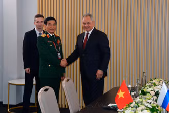 Bộ trưởng Quốc phòng Việt Nam Phan Văn Giang và Bộ trưởng Quốc phòng Nga Sergei Shoigu.