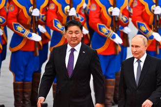 Hai nguyên thủ duyệt đội danh dự. (Ảnh KREMLIN.RU)