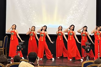 Tiết mục biểu diễn của sinh viên Việt Nam. (Ảnh: Xuân Hưng)
