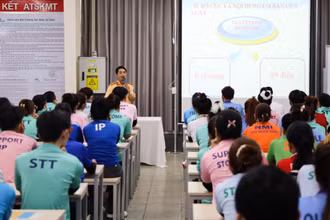 Công an thành phố Cần Thơ tuyên truyền quy định Luật trật tự, an toàn giao thông đường bộ tại Công ty TNHH Taekwang Cần Thơ (phường Phú Thứ, quận Cái Răng).