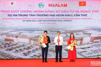 Chủ tịch Ủy ban nhân dân thành phố Cần Thơ Trương Cảnh Tuyên trao Giấy chứng nhận đăng ký đầu tư cho Tập đoàn Hoa Lâm.