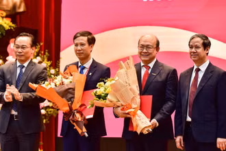 GS Lê Anh Tuấn (thứ hai từ trái sang) nhận Quyết định công nhận Chủ tịch Hội đồng Đại học và PGS Huỳnh Quyết Thắng (thứ ba từ trái sang) nhận Quyết định công nhận Giám đốc Đại học.