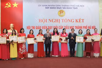 Trao thưởng cho các giáo viên dạy giỏi đạt giải Nhất (Ảnh: Sở Giáo dục và Đào tạo Hà Nội)