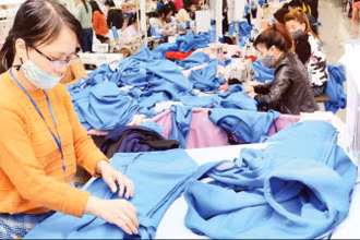 Sản xuất các mặt hàng xuất khẩu tại Công ty cổ phần May Sơn Hà. (Ảnh ĐĂNG ANH)