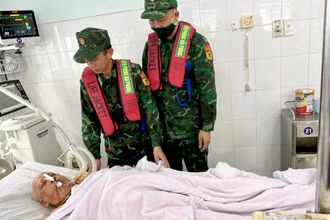 Nạn nhân được cán bộ, chiến sĩ Bộ đội Biên phòng đưa vào Bệnh viện Hữu Nghị Việt Tiệp Hải Phòng cấp cứu.