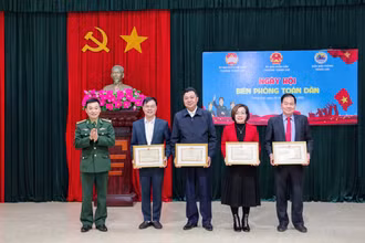 Đại tá Kiều Mạnh Hiệp, Phó Chính ủy BĐBP thành phố trao khen thưởng cho các cá nhân tiêu biểu trong thực hiện Chỉ thị 01.
