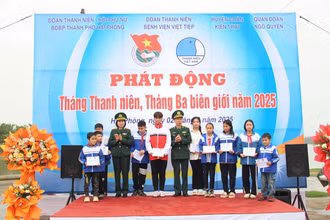 BĐBP thành phố Hải Phòng tặng quà cho các em học sinh có hoàn cảnh khó khăn.