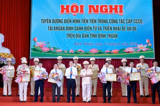 Các tập thể, cá nhân có thành tích xuất sắc trong công tác cấp căn cước công dân, tài khoản định danh điện tử và thực hiện Đề án 06 được Chủ tịch Ủy ban nhân dân tỉnh Bình Thuận tặng Bằng khen.