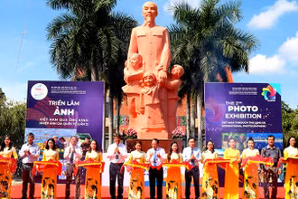 Đại diện lãnh đạo UBND tỉnh Bình Thuận, các đơn vị liên quan của tỉnh và đại diện Cục Mỹ thuật, Nhiếp ảnh và Triển lãm cắt băng khai mạc Triển lãm.
