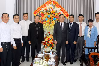 Phó Thủ tướng Trần Lưu Quang (thứ 5, bên phải qua) cùng đại diện các ban, ngành Trung ương và tỉnh Bình Thuận thăm và chúc mừng Giáng sinh năm 2023 tại Tòa Giám mục Giáo phận Phan Thiết.