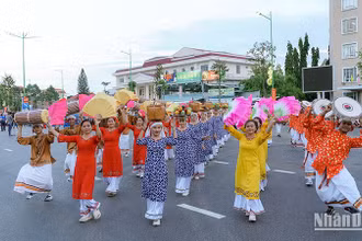 Lễ hội đường phố với chủ đề “Sắc màu Bình Thuận” trong Tuần lễ Văn hóa đường phố Bình Thuận năm 2023.
