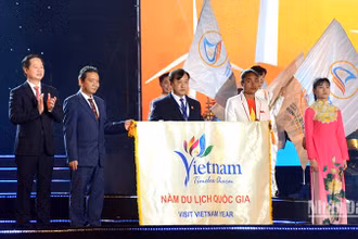 Chủ tịch Ủy ban nhân dân tỉnh Bình Thuận và Bộ Văn hóa, Thể thao và Du lịch chuyển giao cờ tổ chức đăng cai Năm Du lịch quốc gia 2024 cho tỉnh Điện Biên.