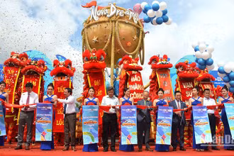 Các đại biểu cắt băng khánh thành Công viên nước Wonderland Water Park, thành phố Phan Thiết, Bình Thuận