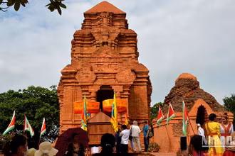 Tháp Pô Sha Inư, Di tích cấp quốc gia ở phường Phú Hài, TP Phan Thiết (Bình Thuận), nơi tổ chức các hoạt động nghi lễ chính thức Lễ hội Katê của người Chăm theo đạo Bàlamôn tỉnh Bình Thuận.