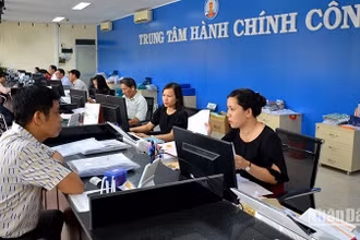 Trung tâm Hành chính công Bình Thuận tiếp nhận hồ sơ, giải quyết các thủ tục hành chính cho người dân và doanh nghiệp.