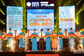 Đại diện lãnh đạo tỉnh Bình Thuận cùng các đơn vị tổ chức Triển lãm thực hiện nghi thức cắt băng khai mạc Triển lãm (Ảnh: Đình Châu)