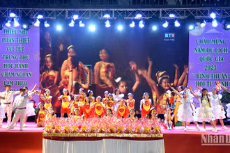 Múa hát chào mừng "Đêm hội Trăng rằm" Trung thu 2023 thành phố Phan Thiết.