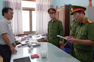 Cơ quan Cảnh sát điều tra Công an huyện Bắc Bình, Bình Thuận đọc Quyết định khởi tố bị can đối với Phùng Thế Văn (bên trái ảnh) (Ảnh: Công an cung cấp)