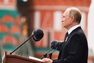 Tổng thống Putin phát biểu tại Lễ duyệt binh Chiến thắng ở Quảng trường Đỏ. (Ảnh: RBK)
