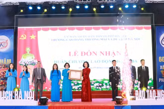 Trường cao đẳng Thương mại và Du lịch Hà Nội đón nhận Huân chương Lao động hạng Ba. 