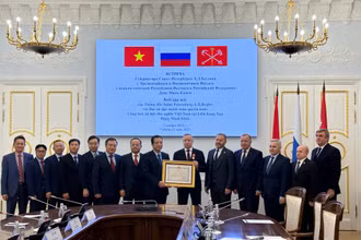 Trao tặng Huân chương Hữu nghị cho Thống đốc Saint Peterburg Alexander Beglov. (Ảnh: Thùy Vân)