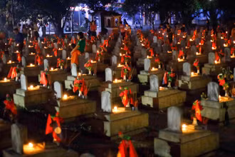 Dâng hương nghĩa trang liệt sĩ quốc gia đường 9. Ảnh: Duy Linh