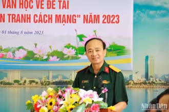 Đại tá Nguyễn Hoàng Sáu, Phó Giám đốc Nhà Xuất bản Quân đội phát biểu khai mạc Trại sáng tác.