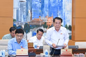 Trưởng Ban Dân nguyện Dương Thanh Bình trình bày báo cáo công tác dân nguyện của Quốc hội trong tháng 9/2023. (Ảnh: DUY LINH)