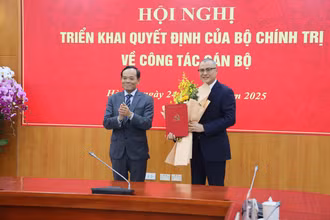 Đồng chí Trần Lưu Quang trao Quyết định và chúc mừng đồng chí Phạm Đại Dương.