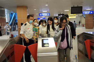 Tàu điện Nhổn-ga Hà Nội đang thu hút đông đảo người dân tham gia.