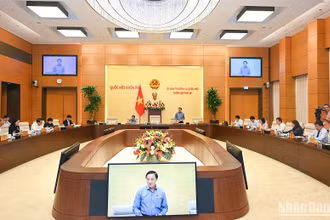 Phó Chủ tịch Quốc hội Nguyễn Khắc Định điều hành nội dung thảo luận chiều 12/9. (Ảnh: DUY LINH)