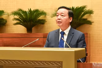 Phó Thủ tướng Trần Hồng Hà phát biểu một số nội dung liên quan đến các nhóm vấn đề chất vấn. (Ảnh: DUY LINH)
