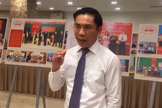 Vụ trưởng Vụ Lý luận chính trị, Ban Tuyên giáo Trung ương Đoàn Văn Báu trao đổi với phóng viên bên lề Hội thảo. (Ảnh: VĂN TOẢN)