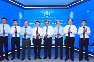 Các đại biểu thực hiện nghi thức khai trương Trung tâm Báo chí Thủ đô ngày 9/5/2025.